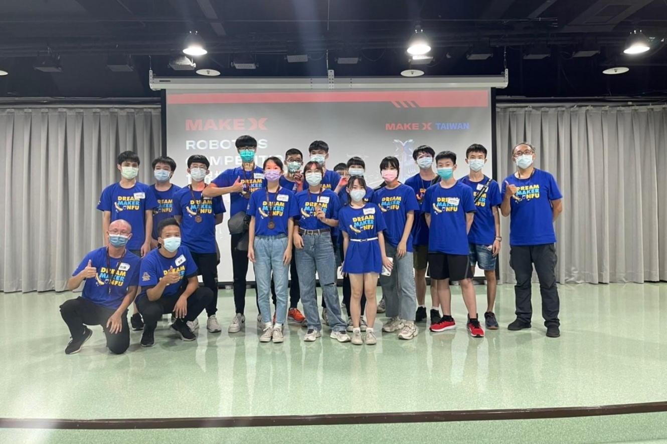 資訊工程科競賽隊伍全員合照，許永和教授(右一)、魏浩年教練(左前二)及林展佑教練 (左前一)