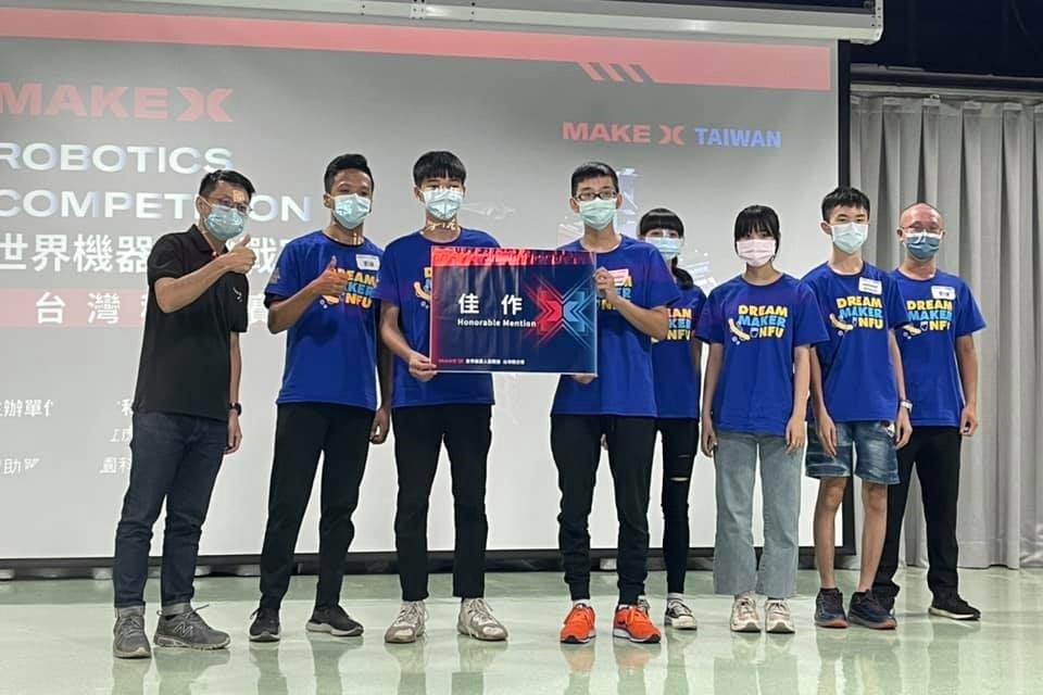 2021Makex世界機器人挑戰賽資工科團隊榮獲佳作，勁園國際黃重景經理(左一)、魏浩年教練(左二)及林展佑教練 (右一)