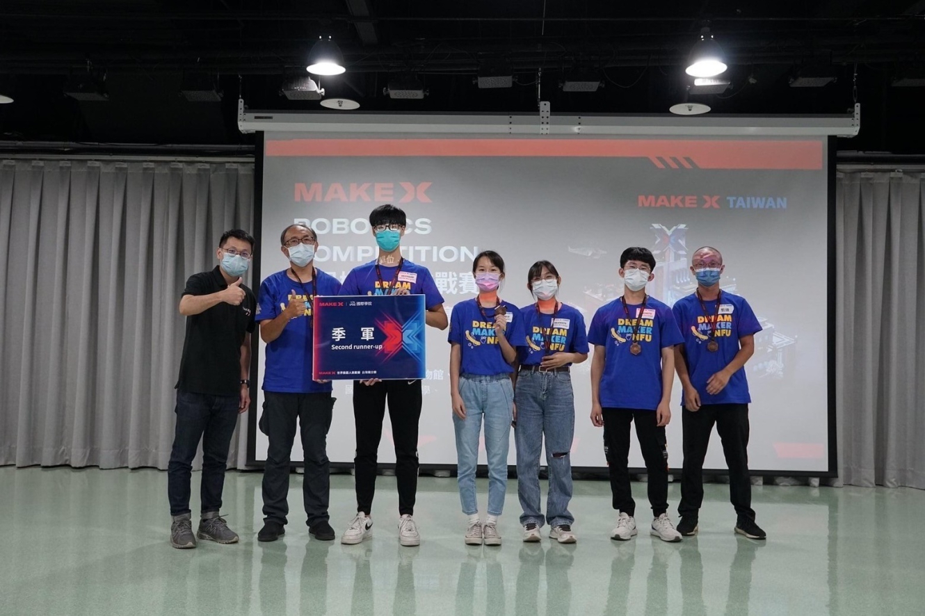 2021Makex世界機器人挑戰賽資工科團隊榮獲季軍 勁園國際黃重景經理(左一)、許永和教授(左二)及林展佑教練(右一)