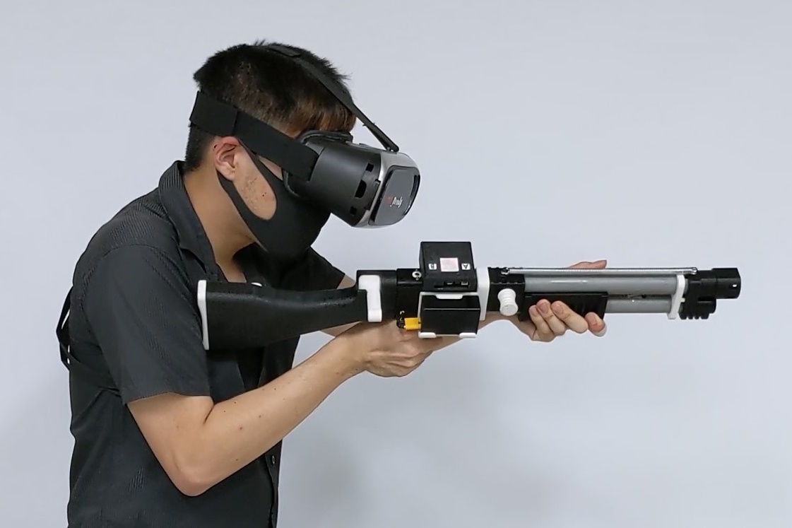 作品「虛實模擬戰」槍型控制器， 獲得智慧環境類組銅獎