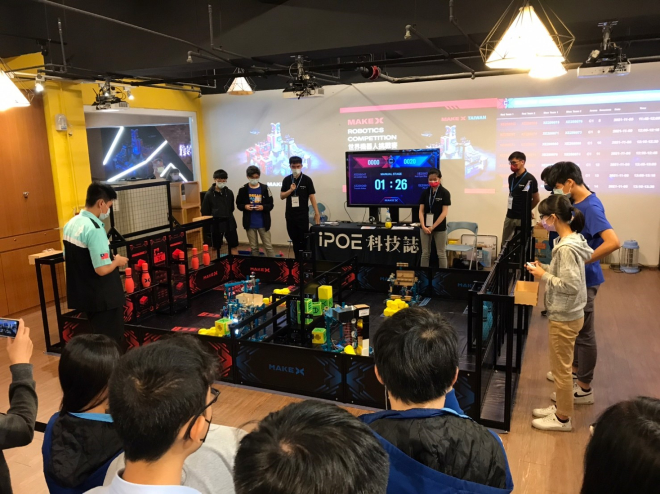 參賽選手及觀眾圍繞場地，戰況相當激烈