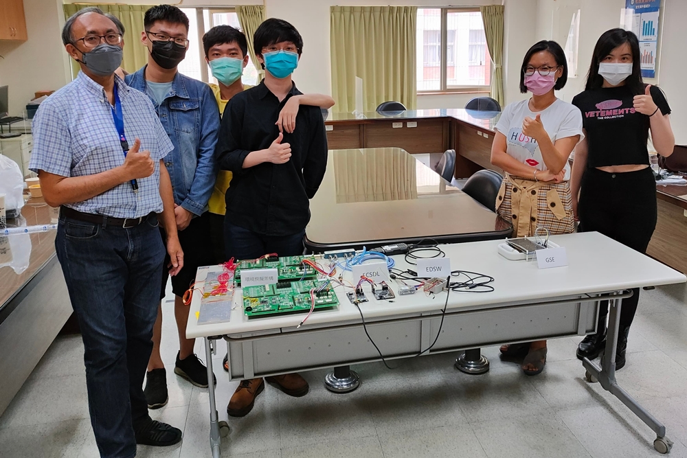 資工系教授許永和(左一)與應外系助理教授黃珮雯(右二)指導學生跨域整合專業 參賽。