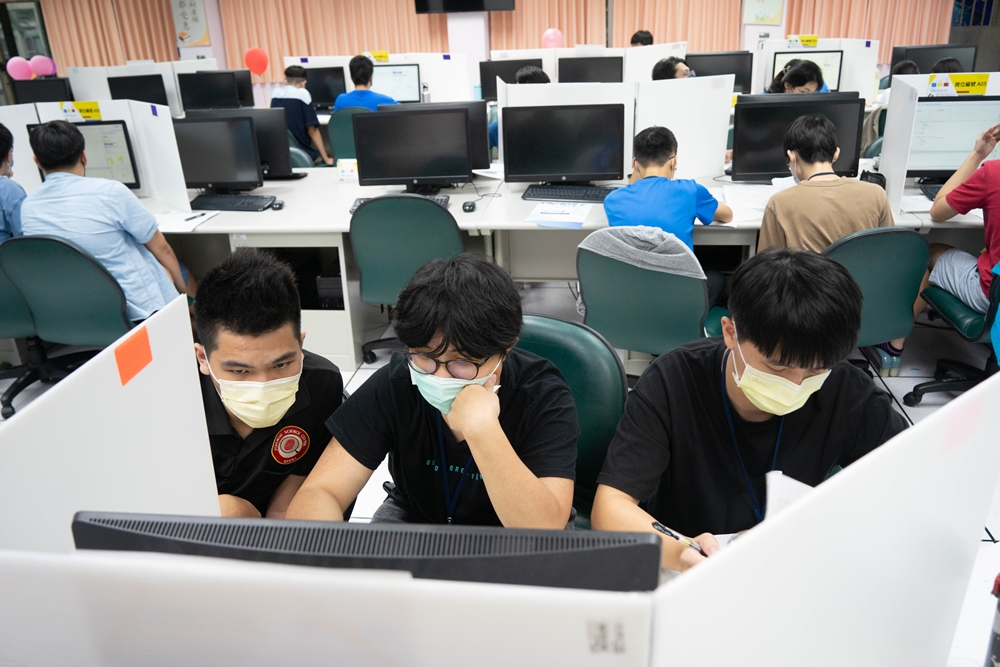 參賽隊伍在時間壓力下編寫程式、分析和解決問題，展現其創新能力與團隊精神